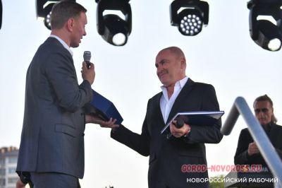 В Новороссийске казаки вручили «девочкам Турецкого» букеты цветов + видео