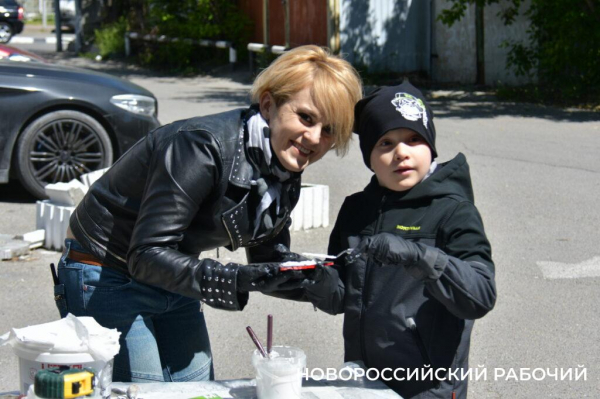 Сегодня стену в Новороссийске «расписали» мозаичными птицами. Они тоже люди!