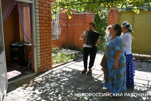 Любовь на вес золота. В Новороссийске поздравили счастливые пары