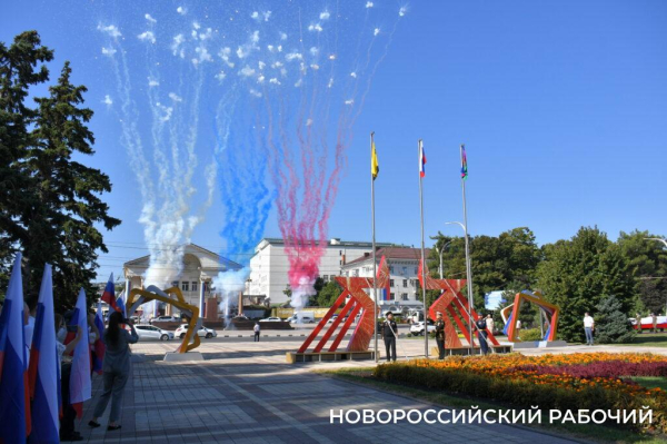 В Новороссийске торжественно отметили День Государственного Флага