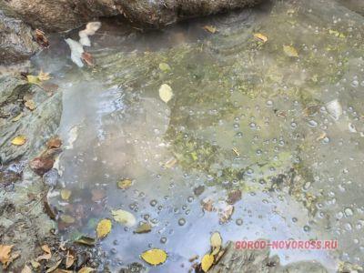 В Новороссийске в водопадах течет грязная вода со странными хлопьями