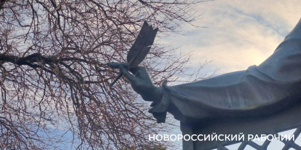 В Новороссийске вандалы погнули перо Александра Сергеевича Пушкина