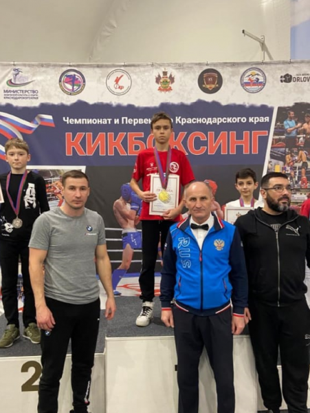 Кикбоксёр из Новороссийска Артём Лобызев одержал три победы и привёз золотую медаль