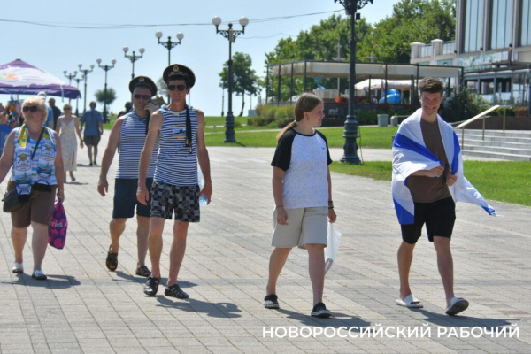 Набережная в тельняшке! Моряки всех флотов России собрались в День ВМФ в Новороссийске