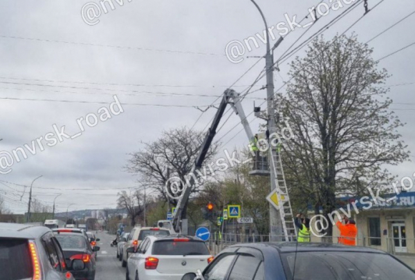 «Скоро заработает»: на одном из самых аварийных перекрестков Новороссийска установили камеру