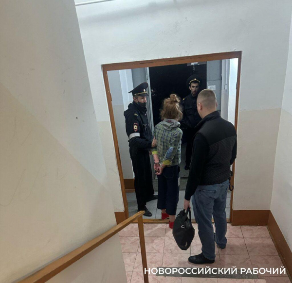В Новороссийске неадекватная женщина ранила ножом соседа