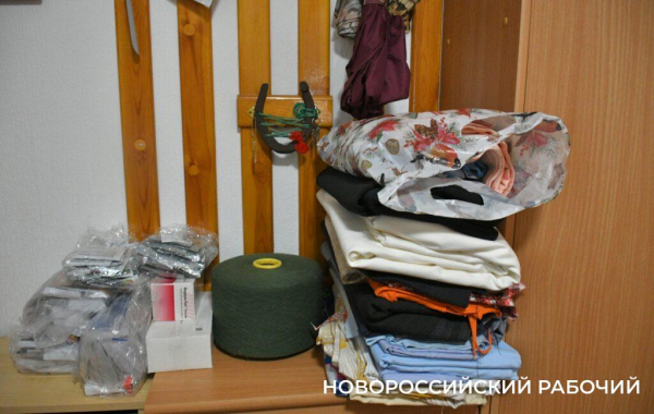 Бабушки Новороссийска начали солить для военных капусту и огурцы