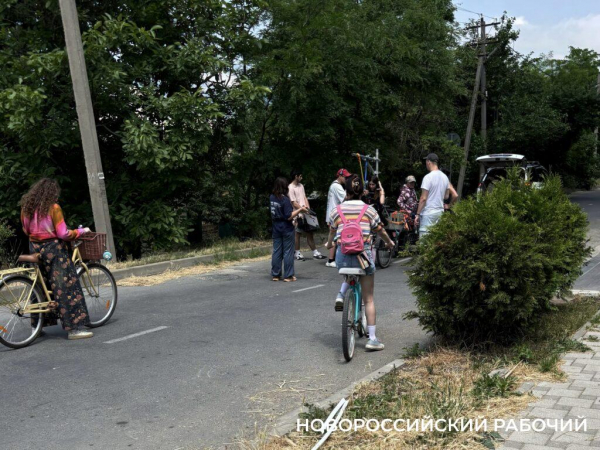 В Новороссийске киношники из Москвы превратили улицу в центре в сплошную пробку