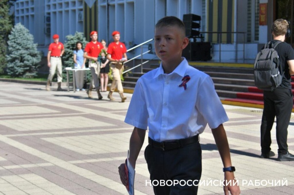 В Новороссийске торжественно отметили День Государственного Флага