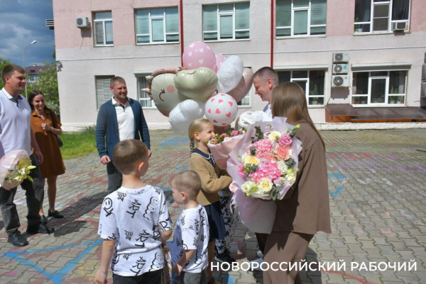 В Новороссийске экипаж ДПС с подарками встретил «крестницу», которую еле успели довезти до роддома в День Победы