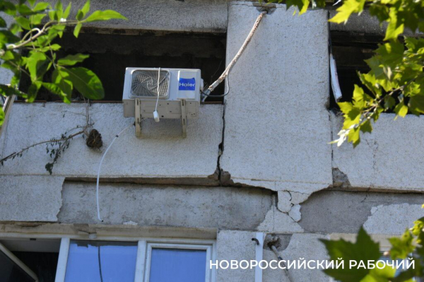 Подъезд дома в Новороссийске, где горела квартира, оцеплен. Людей расселили