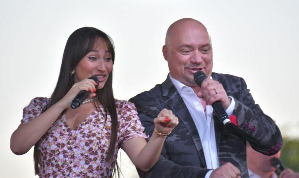 В Новороссийске казаки вручили «девочкам Турецкого» букеты цветов + видео