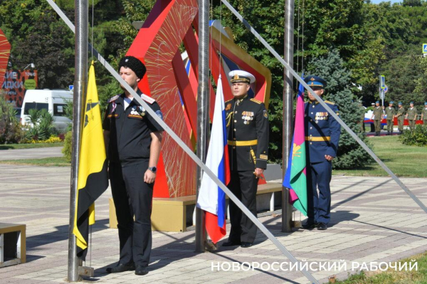 В Новороссийске торжественно отметили День Государственного Флага