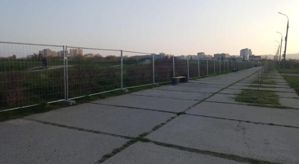 В Новороссийске мемориальную зону на Малой земле огородили длинным забором