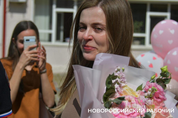 В Новороссийске экипаж ДПС с подарками встретил «крестницу», которую еле успели довезти до роддома в День Победы
