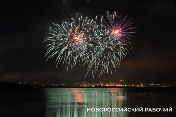 Новороссийск салютовал с Малой земли