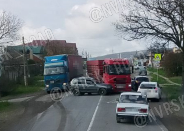 Большегрузы целуются: ДТП, пострадавшие и заторы в Новороссийске