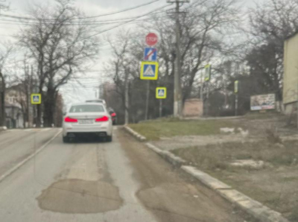 Ждем, когда смоется «само»? Песок на дорогах Новороссийска выводит горожан из себя