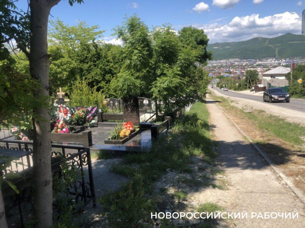 В Новороссийске кладбище осталось без забора по вине подрядчика