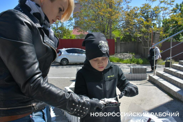 Сегодня стену в Новороссийске «расписали» мозаичными птицами. Они тоже люди!