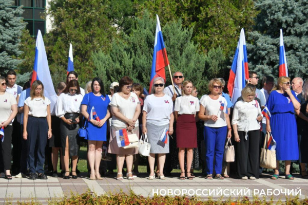 В Новороссийске торжественно отметили День Государственного Флага