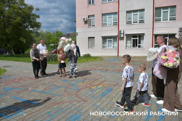 В Новороссийске экипаж ДПС с подарками встретил «крестницу», которую еле успели довезти до роддома в День Победы