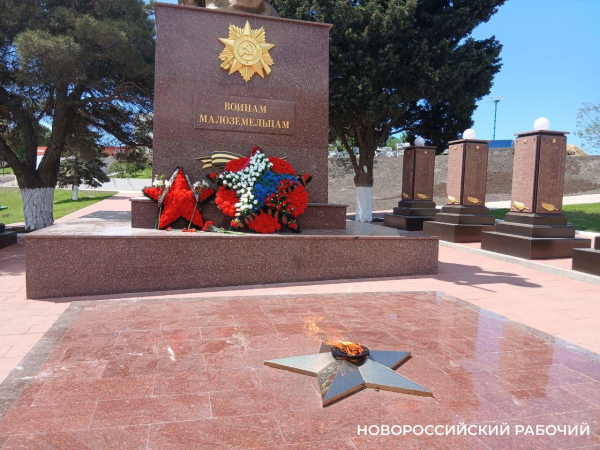 В Новороссийске девочки прикурили от Вечного огня
