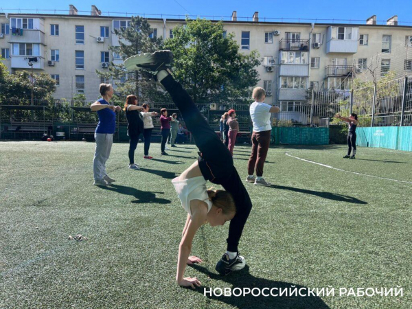 Соседи из самого длинного дома Новороссийска организовали собственную группу «Здоровье»