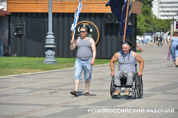 Набережная в тельняшке! Моряки всех флотов России собрались в День ВМФ в Новороссийске