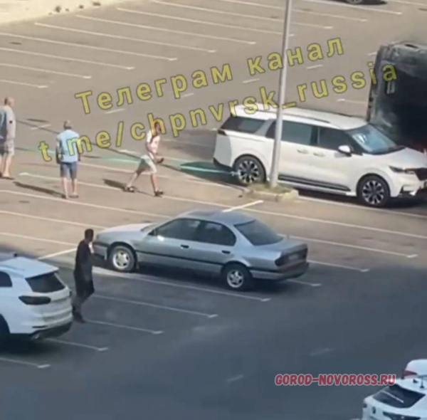 Новороссийцы эвакуировали чужие автомобили, стоявшие рядом с загоревшейся Газелью
