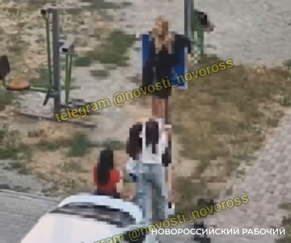 В Новороссийске девочка залезла на дорожный знак и кричала от боли