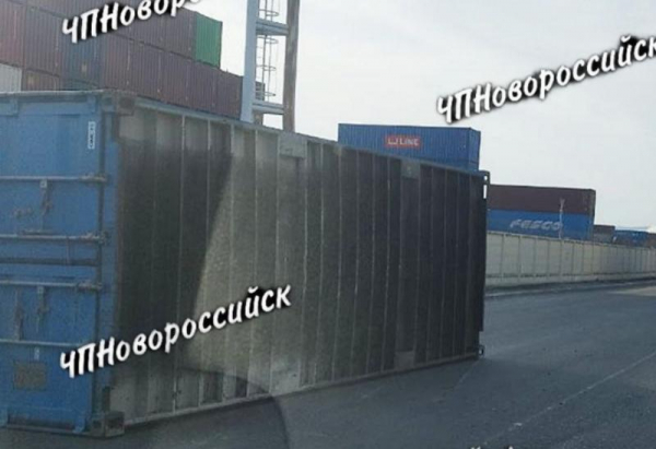 В Новороссийске упал контейнер: на дороге собирается пробка