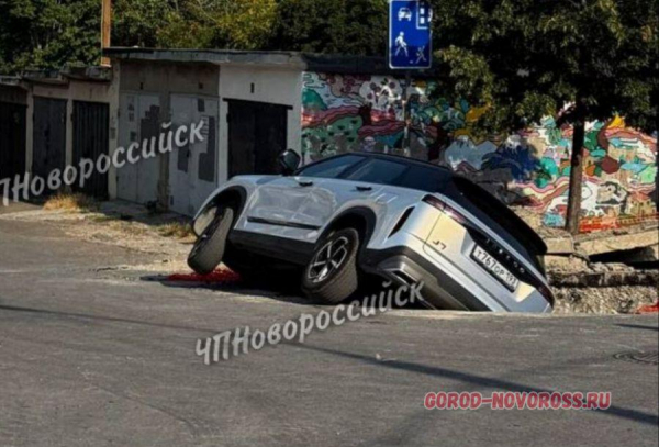 В Новороссийске джип провалился в канаву