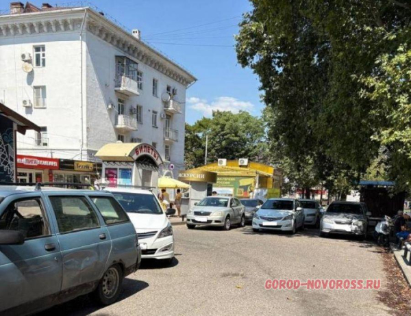 Через шлагбаум возле жилого дома охранники пропускают на парковку всех желающих за деньги