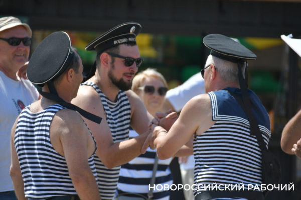 Набережная в тельняшке! Моряки всех флотов России собрались в День ВМФ в Новороссийске