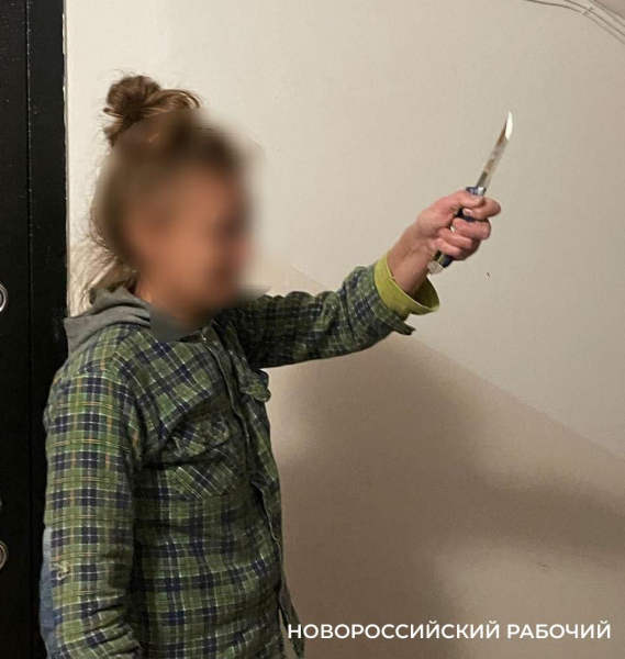 В Новороссийске неадекватная женщина ранила ножом соседа
