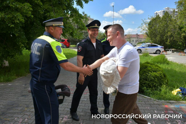 В Новороссийске экипаж ДПС с подарками встретил «крестницу», которую еле успели довезти до роддома в День Победы