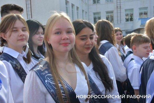 Слезы, аплодисменты, песня директора. В Новороссийске прозвенел «Последний звонок»! Фоторепортаж «НР»