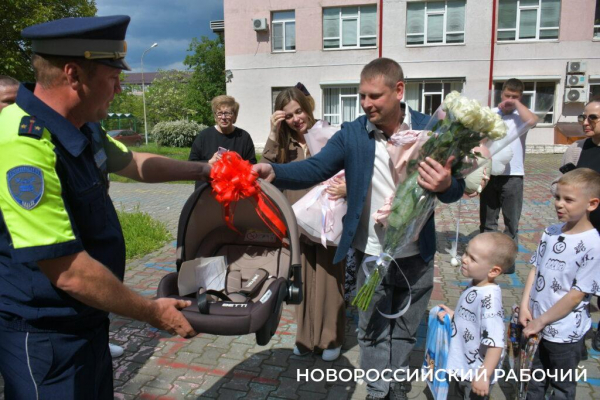 В Новороссийске экипаж ДПС с подарками встретил «крестницу», которую еле успели довезти до роддома в День Победы
