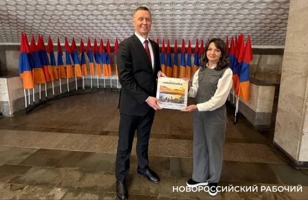 Делегация из Новороссийска привезла в армянский город-побратим книги и конструкторы Делегация из Новороссийска привезла в армянский город-побратим книги и конструкторы