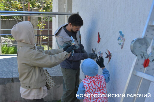 Сегодня стену в Новороссийске «расписали» мозаичными птицами. Они тоже люди!