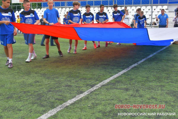 В Новороссийске юные спортсмены развернули на стадионе огромный триколор + видео