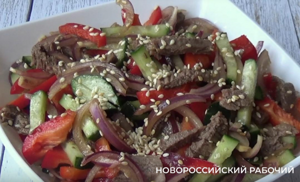 В жару — самое то: сытный салат с говядиной и свежими овощами
