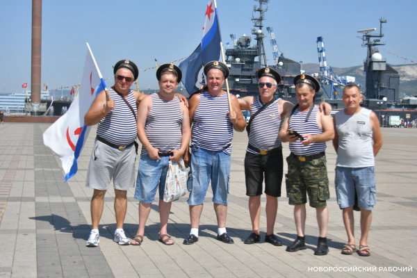 Набережная в тельняшке! Моряки всех флотов России собрались в День ВМФ в Новороссийске
