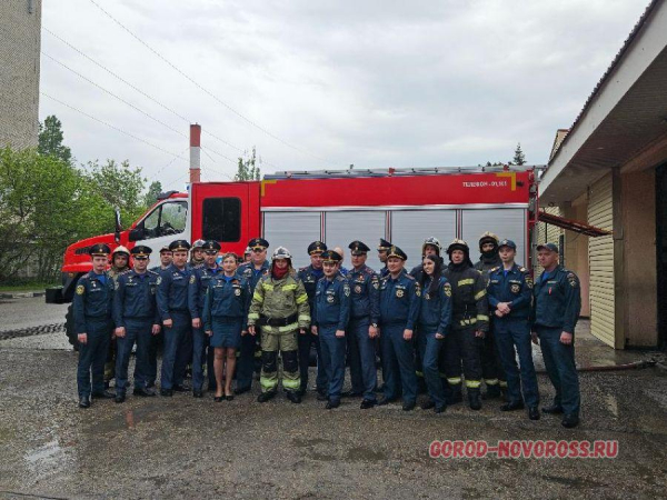 Облили водой и подкинули в воздух: в Новороссийске проводили пожарного на заслуженный отдых + видео