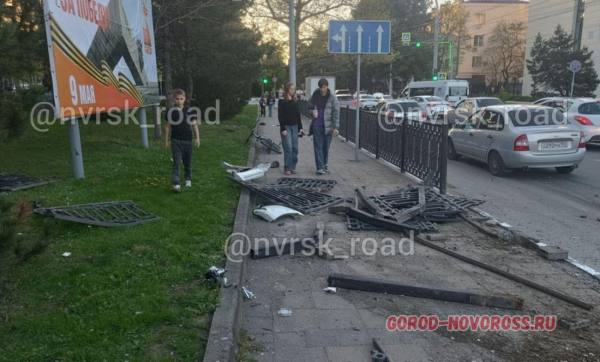 Виновник ДТП в Новороссийске на улице Советов восстановит забор за свой счет