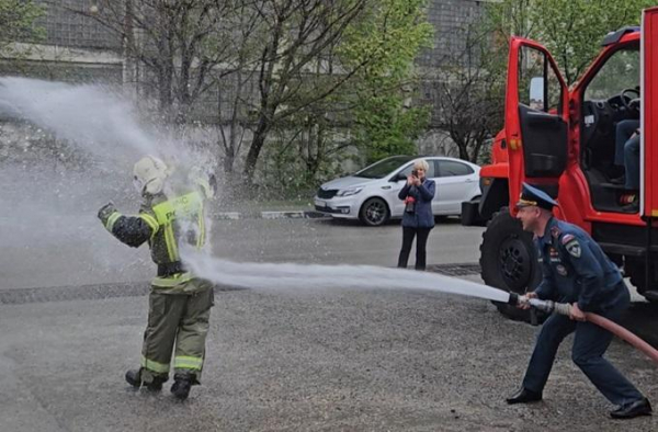Облили водой и подкинули в воздух: в Новороссийске проводили пожарного на заслуженный отдых + видео