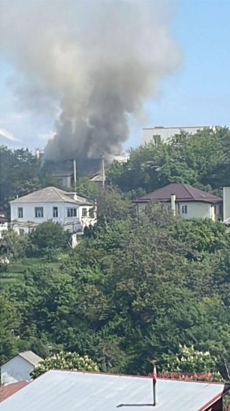 В Новороссийске горит частный дом: очевидцы сняли пожар на видео