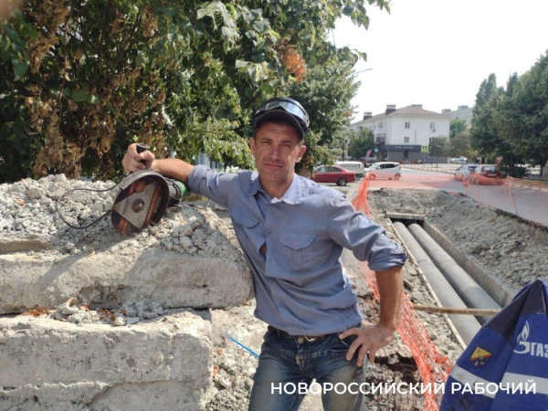 «В траншее не 37, а все +60!» Ремонт  теплотрассы в Новороссийске в жару не останавливают