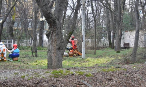 В Новороссийском парке Ленина убирают аттракционы В Новороссийском парке Ленина убирают аттракционы